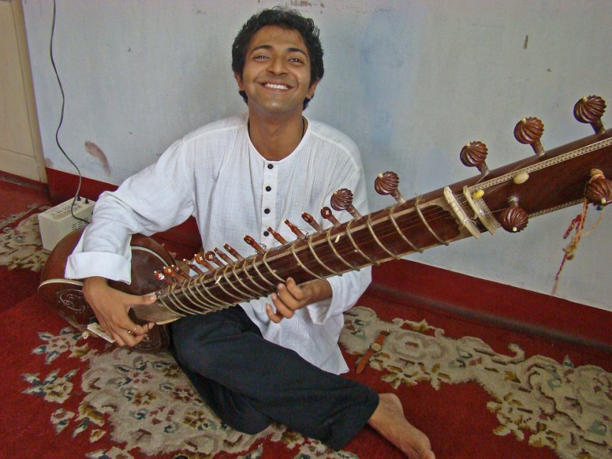 EL HOMBRE Y SU SITAR