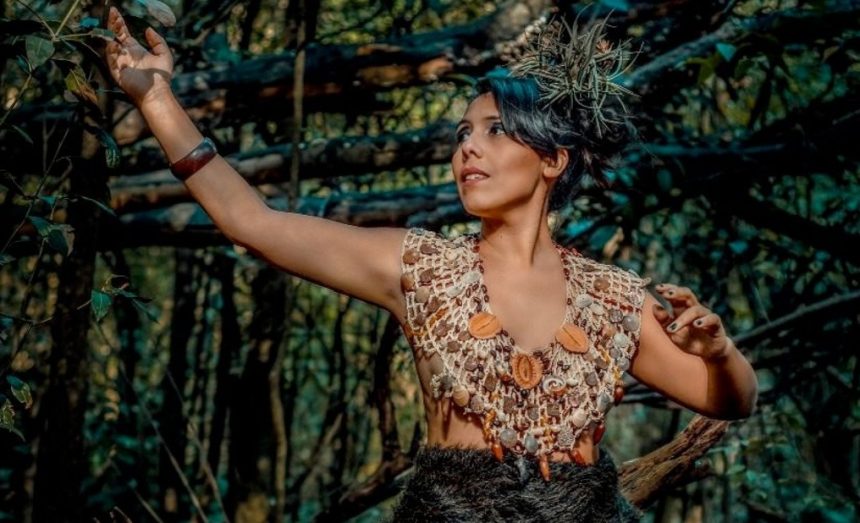 SOEMA MONTENEGRO: «A LOS VEINTICUATRO AÑOS TUVE UN DESPERTAR HACIA LAS COSTUMBRES ANCESTRALES, DESCUBRÍ UNA HISTORIA FAMILIAR TAPADA, QUE TENÍA QUE VER CON QUE ÉRAMOS ORIGINARIOS”