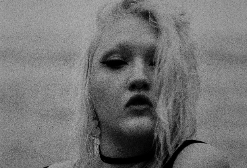 Kennedy Ashlyn, ex Them Are Us Too, presenta su proyecto SRSQ, que incluye álbum debut