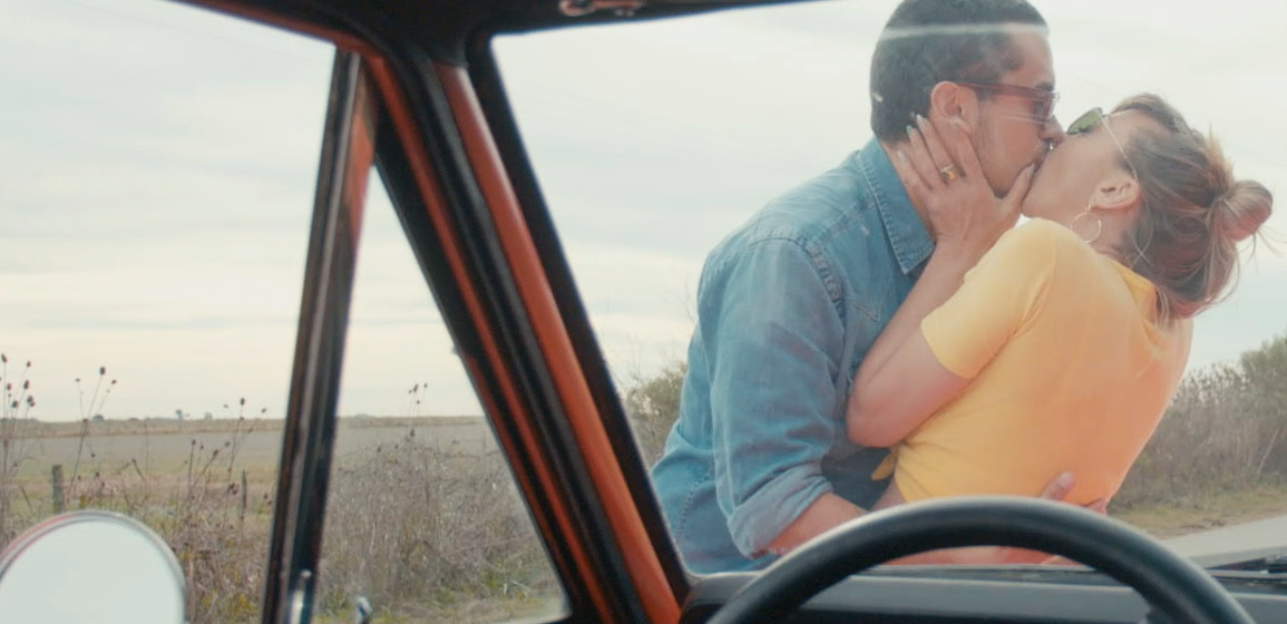 EL TALENTOSO MÚSICO ESTEBAN MARTÍNEZ JUNTO A LA ACTRIZ LAURA CYMER EN UN VIDEO CLIP