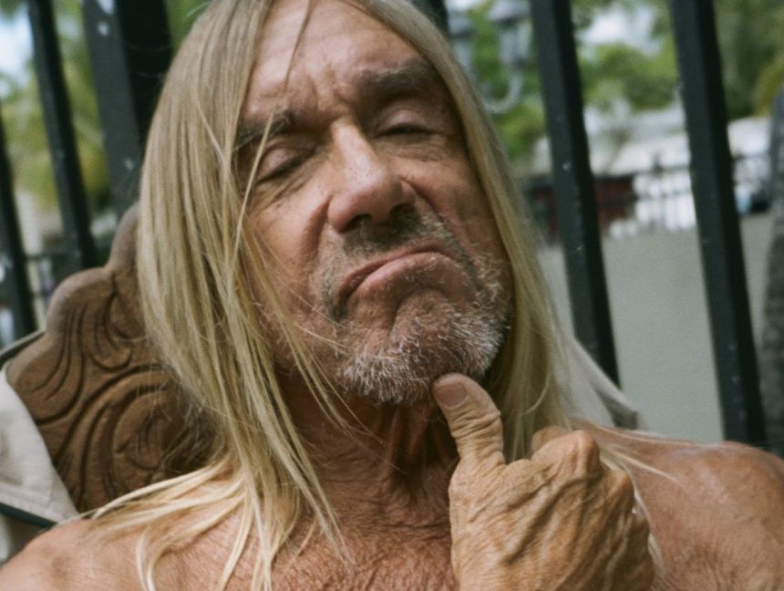 IGGY POP, EL PADRINO DEL PUNK, PRESENTA EL VIDEO DE «JAMES BOND»
