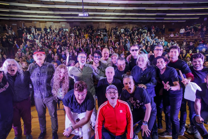 MÚSICOS HOMENAJEARON A SPINETTA EN FACULTAD DE EXACTAS