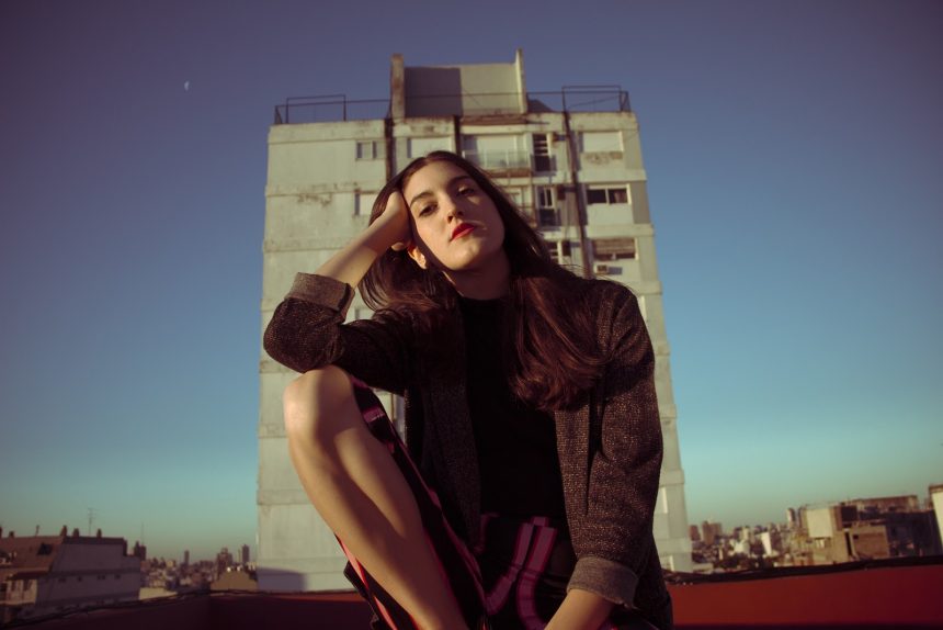 KARINA VISMARA: UN PASO DEL FOLK AL ROCK COMPROMETIDO, EN SU SEGUNDA APUESTA DISCOGRÁFICA