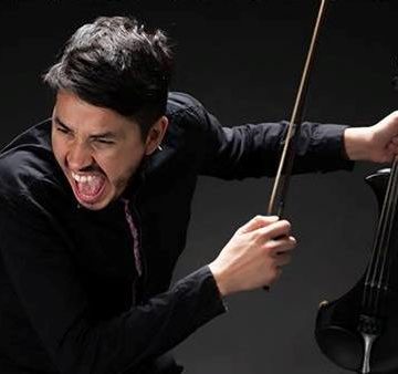 MANU SIJA: «LA VEZ QUE FUI AL DEPARTAMENTO DE PAT METHENY, CAÍ CON MI VIOLÍN, MIS SIKUS Y FLAUTAS, ADEMÁS TOQUÉ CON SUS GUITARRAS»