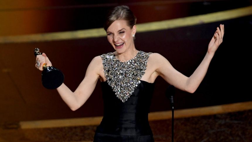 PREMIOS OSCAR: LA ISLANDESA HILDUR GUONADÓTTIR OBTUVO LA ESTATUILLA POR SU INQUIETANTE MÚSICA CLÁSICA PARA EL FILM «JOKER»