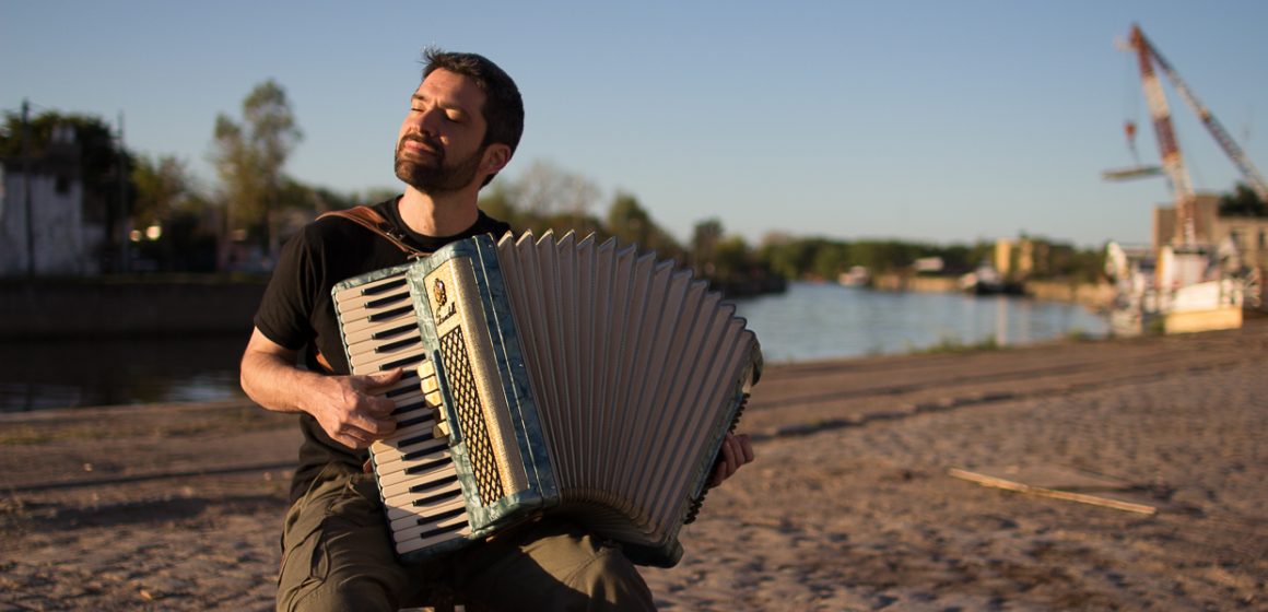 EL ACORDEONISTA Y PIANISTA HERNÁN CRESPO TOCA EN HASTA TRILCE ANTES DE CRUZAR EL ATLÁNTICO