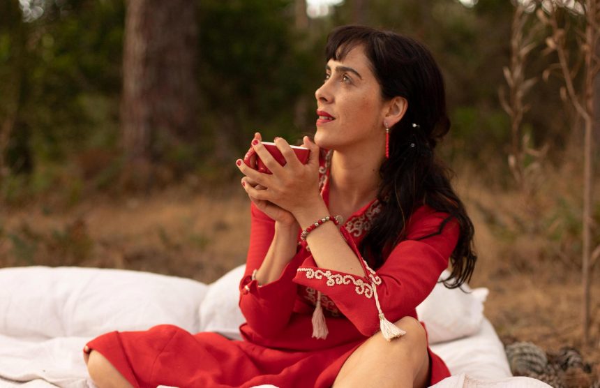«LA ETERNIDAD Y SUS TANTOS SENTIDOS»: MARIANA LUCÍA SORPRENDE CON UN ÁLBUM MATERNAL,INTIMISTA Y DELICADO