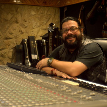 EL ECUATORIANO ANTONIO VERGARA, ENTRE ROCK Y BLUES, CON GUITARRAS ELÉCTRICAS BIEN AL FRENTE