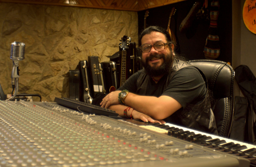 EL ECUATORIANO ANTONIO VERGARA, ENTRE ROCK Y BLUES, CON GUITARRAS ELÉCTRICAS BIEN AL FRENTE