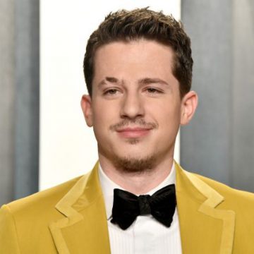 El estadounidense Charlie Puth hace despabilar de la cuarentena con «Girlfriend»