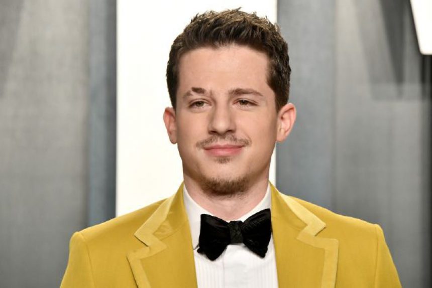 El estadounidense Charlie Puth hace despabilar de la cuarentena con «Girlfriend»