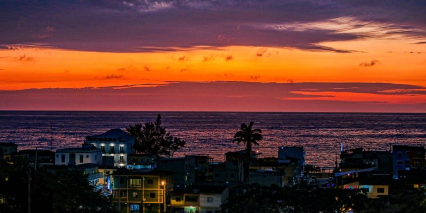 Montañita, un fabuloso pueblo ecuatoriano que incluye cerro, vegetación y un vistoso valle con playas para surfear