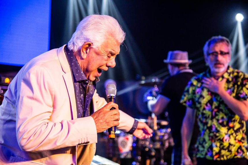 Los Auténticos Decadentes, a modo de tango, entonan «El vino triste» junto a Raúl Lavié