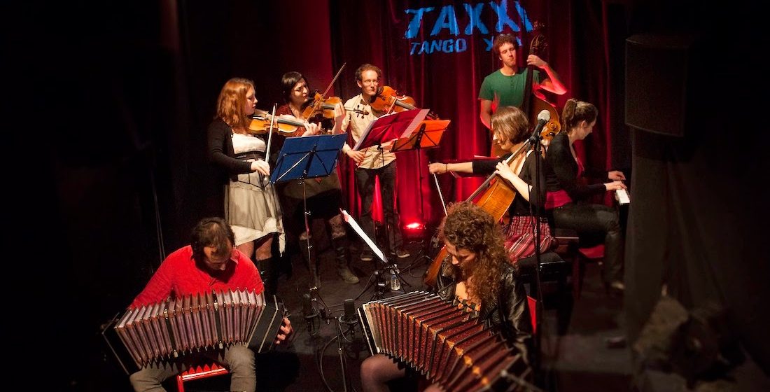 La orquesta franco – argentina TAXXI Tango XXI, sobre «Alimentation Générale»: «Muchos de los problemas de la sociedad actual están  relacionados con la producción y el reparto de la comida, y la manera en que la obtenemos, preparamos y  consumimos»