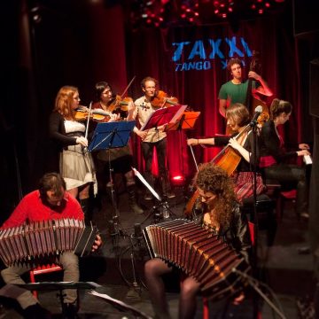 La orquesta franco – argentina TAXXI Tango XXI, sobre «Alimentation Générale»: «Muchos de los problemas de la sociedad actual están  relacionados con la producción y el reparto de la comida, y la manera en que la obtenemos, preparamos y  consumimos»