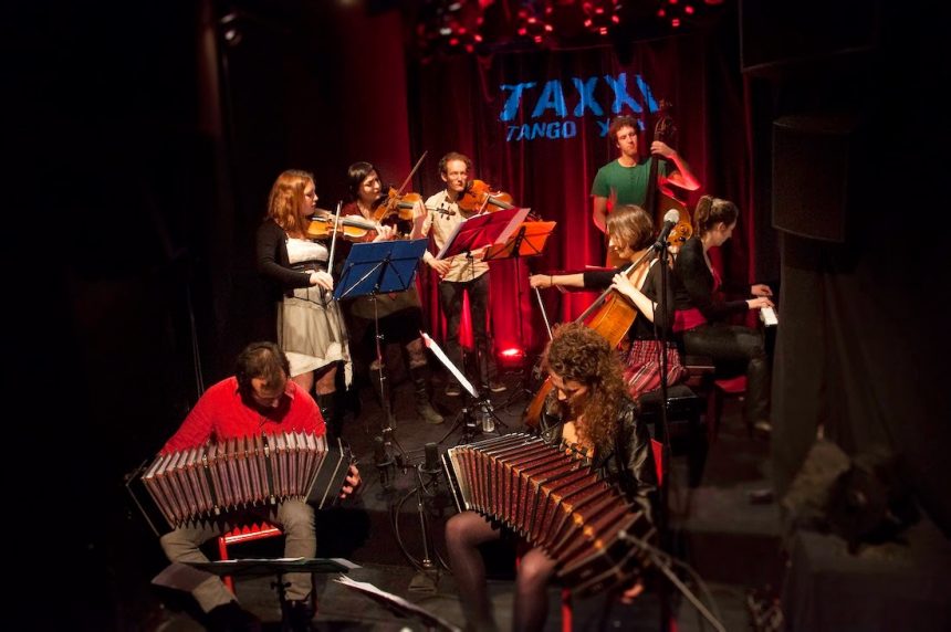 La orquesta franco – argentina TAXXI Tango XXI, sobre «Alimentation Générale»: «Muchos de los problemas de la sociedad actual están  relacionados con la producción y el reparto de la comida, y la manera en que la obtenemos, preparamos y  consumimos»