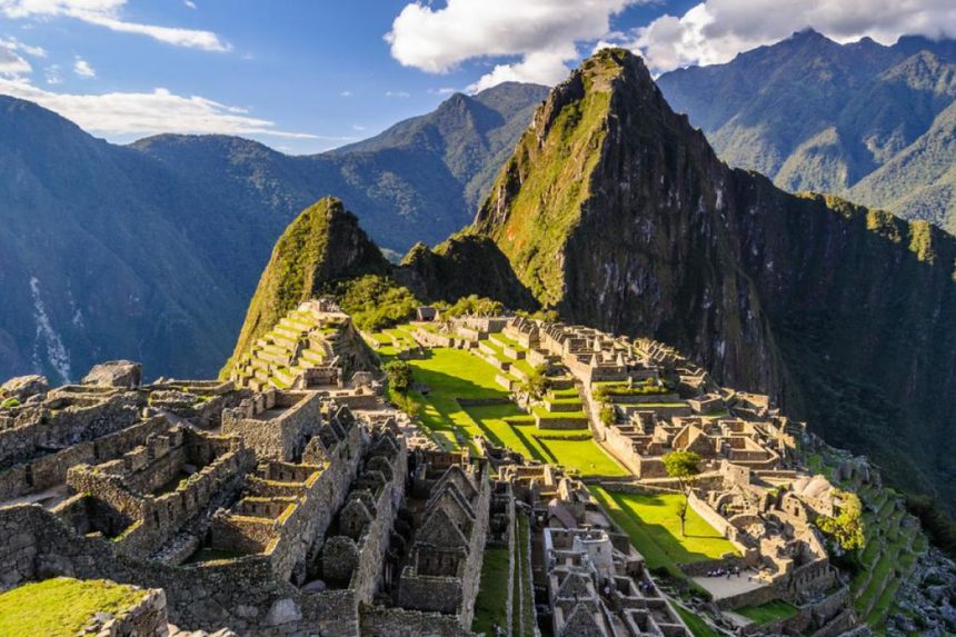 Machu Picchu, la imponente ciudad y monumento Inca en la gran altura, que testimonia el poderío de un imperio originario de avanzada, que dominó la mayor parte de la zona andina sudamericana