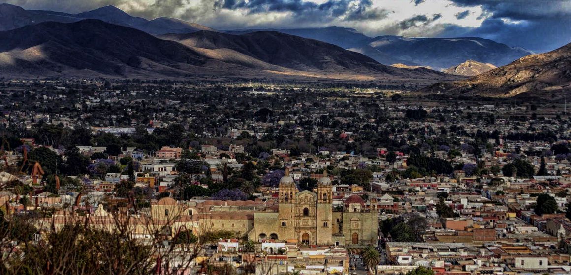 Oaxaca, la México que conserva fuertes tradiciones ancestrales, con numerosa arquitectura colonial, importantes zonas arqueológicas alrededor y su colorida fiesta patronal, Guelaguetza