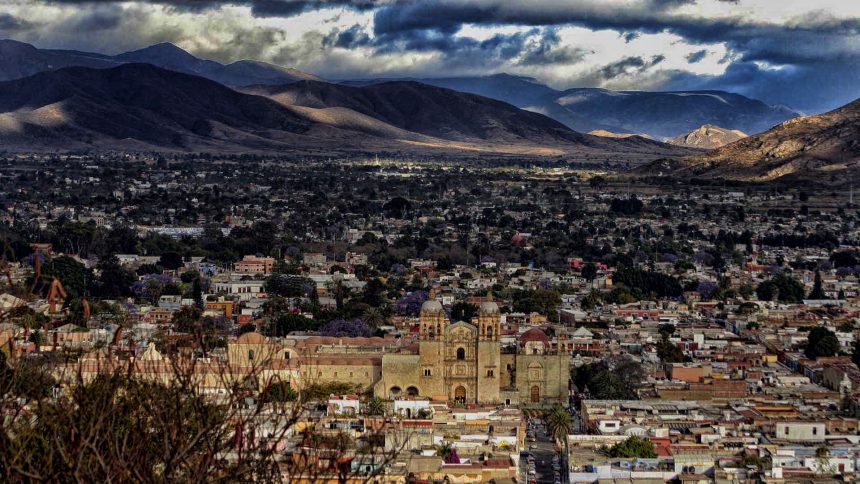 Oaxaca, la México que conserva fuertes tradiciones ancestrales, con numerosa arquitectura colonial, importantes zonas arqueológicas alrededor y su colorida fiesta patronal, Guelaguetza