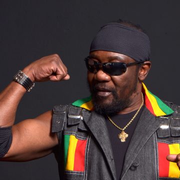 Los jamaiquinos Toots and the Maytals anticipan su nuevo álbum con una versión, junto a Ziggy Marley, de «Three Little Birds», de su padre Bob