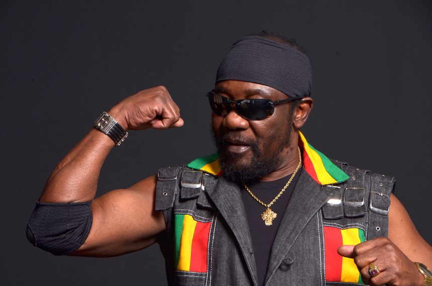 Los jamaiquinos Toots and the Maytals anticipan su nuevo álbum con una versión, junto a Ziggy Marley, de «Three Little Birds», de su padre Bob