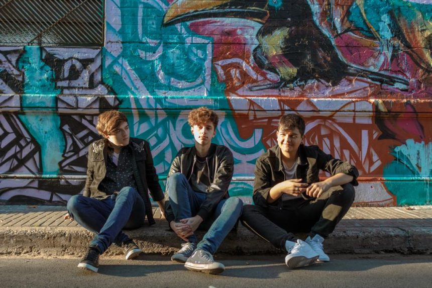 Con integrantes de 18 años, Magios, trío pop indie bonaerense, cantagia ritmo y acordes con precisión