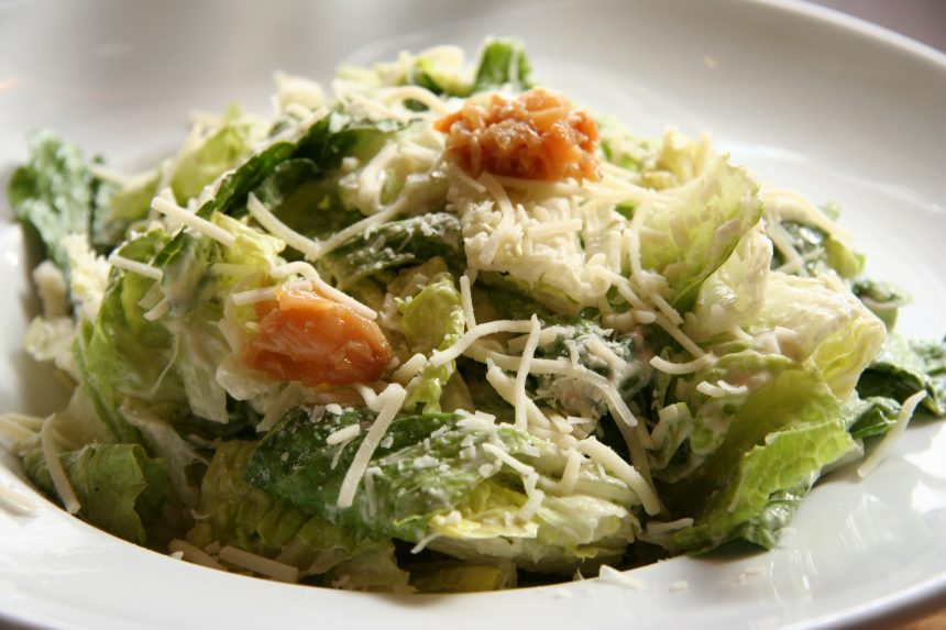 Ensalada César: en su origen fue llamada Ensalada de los aviadores, en un hotel de Tijuana, México (por La Cocina del Chaucha)