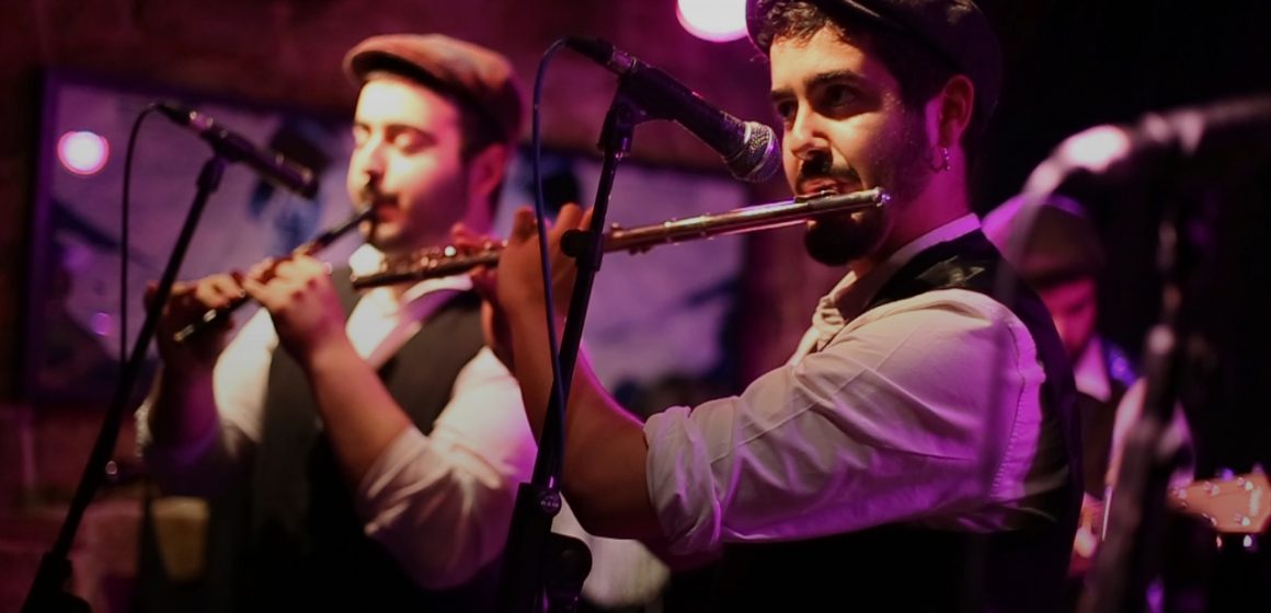 La banda gallega de folk celta Dequenvessendo presenta «Muiñeira d’a cabra», un single adelanto de su primer álbum titulado «Canto das xacias» que saldrá editado en Septiembre