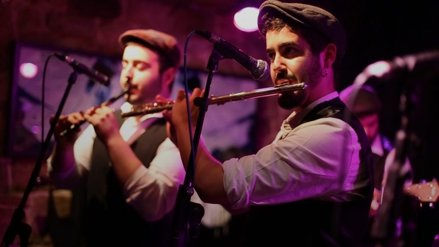 La banda gallega de folk celta Dequenvessendo presenta «Muiñeira d’a cabra», un single adelanto de su primer álbum titulado «Canto das xacias» que saldrá editado en Septiembre