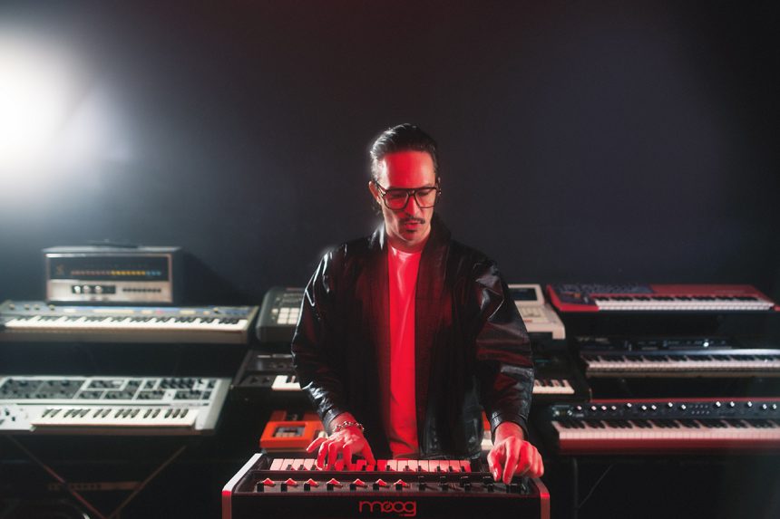 Emmanuel Horvilleur, sobre «Raros», su elegante nuevo tema pop: «Al principio describiría algo más que lo que empezaba a manifestarse en nuestra cotidianidad, pero con el confinamiento muchos otros pasajes de la canción tomaban otro sentido».