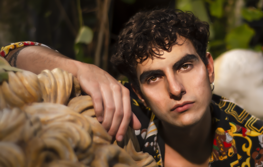 El Moro de Venecia, el nuevo rostro artístico del músico Javier Morado, traducido en «Heladera», su primer ganchero single