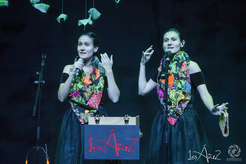 Desde Colombia, el dúo de world music Las Áñez: “Utilizamos pequeños instrumentos en cada canción con su timbre, apostamos a una estética minimalista generando atmósferas, es por eso que usamos sonidos de pájaros, agudos, evocando lugares”