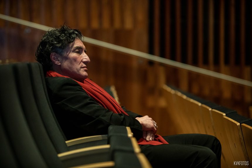 Willy Crook, músico y escritor: “Cuando me fui de mi casa, en España pasé hambre; comía cuando tenía suerte o por la bondad de los desconocidos, incluso de la basura en Francia, lo digo sin vergüenza”