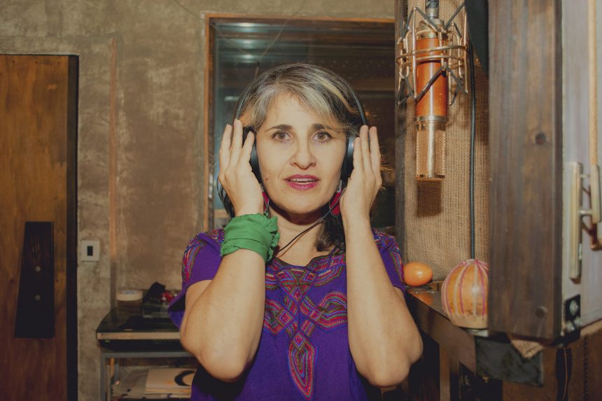Mariela Cusa, entre lenguas originarias, costumbres y sonidos donde se entremezclan charango, cuatro, vientos andinos y acordeón entre otros instrumentos
