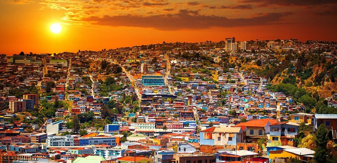 Valparaíso, la Joya del Pacífico, colorida capital de la bohemia frente al mar, con su trolebús, ascensores, museos y particulares festividades a lo largo del año