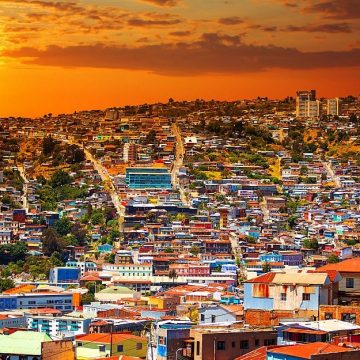 Valparaíso, la Joya del Pacífico, colorida capital de la bohemia frente al mar, con su trolebús, ascensores, museos y particulares festividades a lo largo del año