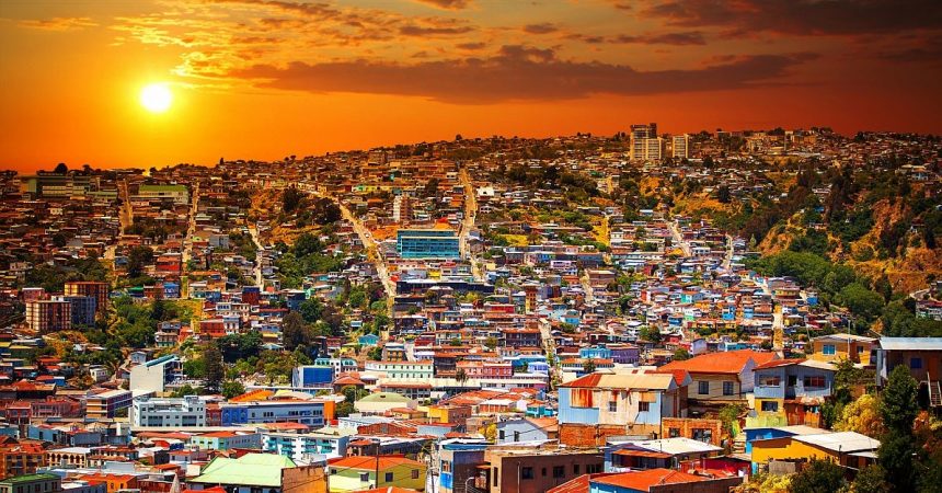 Valparaíso, la Joya del Pacífico, colorida capital de la bohemia frente al mar, con su trolebús, ascensores, museos y particulares festividades a lo largo del año