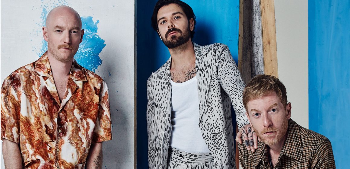 Los escoceses de Biffy Clyro, que giran entre el pop británico y la música alternativa de Seattle, celebran vía Streaming la aparición de su álbum «A Celebration of Endings»