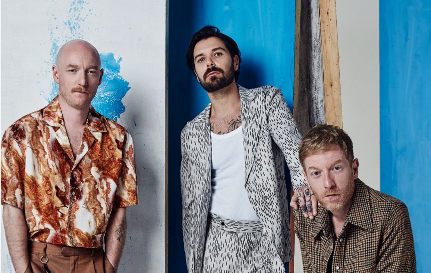Los escoceses de Biffy Clyro, que giran entre el pop británico y la música alternativa de Seattle, celebran vía Streaming la aparición de su álbum «A Celebration of Endings»
