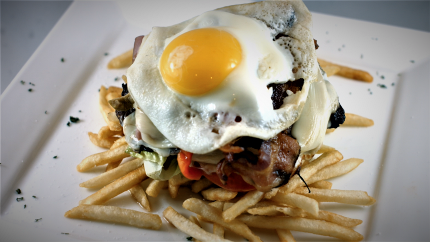 Chivito canadiense, un plato nacido de la improvisación sobre la marcha en Punta del Este, Uruguay, en la década del 40