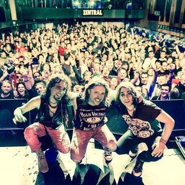 Ciclonautas, la banda de potente rock urbano hispanoargentina, comparte dos videos de canciones de su gira latinoamericana