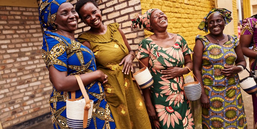 África Oriental: Ruanda y Uganda, entre artesanas que realizan cestos de moda mundial, el Covid 19 versus las mitologías, y la asistencia a gorilas que padecen al asedio de cazadores