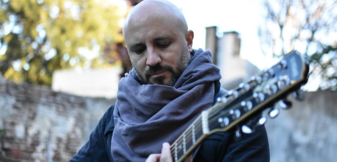 Federico Laconte, guitarrista de Cuatro Payasos Muertos, presenta su EP solista «La cuenta pendiente», con influencias de sonidos latinoamericanos