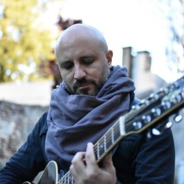 Federico Laconte, guitarrista de Cuatro Payasos Muertos, presenta su EP solista «La cuenta pendiente», con influencias de sonidos latinoamericanos