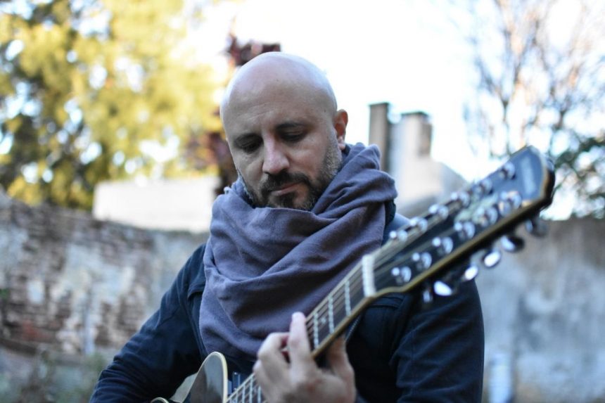 Federico Laconte, guitarrista de Cuatro Payasos Muertos, presenta su EP solista «La cuenta pendiente», con influencias de sonidos latinoamericanos