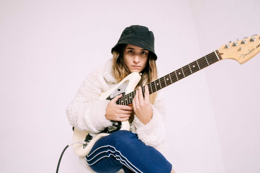 María Codino continúa presentando canciones de su propuesta solista: en «Loop en Mi» desarrolla pop ameno y contagioso