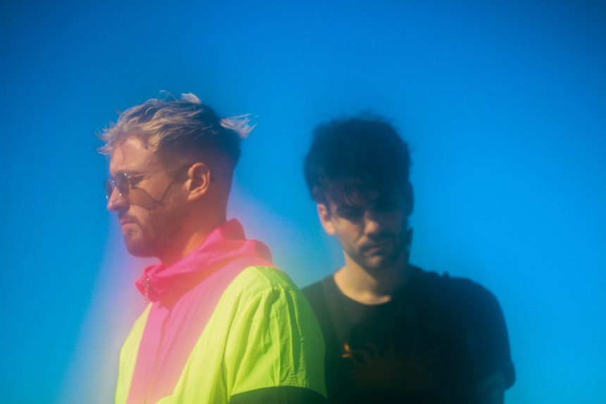 Justo antes de la Guerra con los Esquimales junto a Lumines realizan una impecable versión dream pop de «Cuando Nadie Me Ve», de Alejandro Sanz
