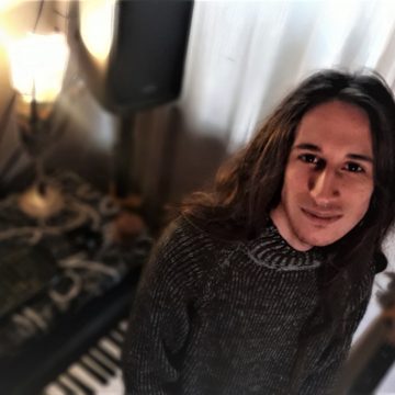 Con tan sólo 19 años, el músico argentino Ángel Ziur consigue una obra maestra conceptual donde hay entrecruces de música negra, de suburbios y hasta clásica europea