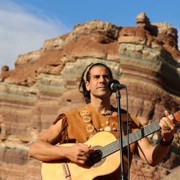 Shoni Shed, sobre sus disco «Paganías»: “Pequeños pueblos remotos con rostros originarios rezándole a una virgen y a la vez manteniendo costumbres ancestrales, la Pachamama entrelazada a una cruz, carnavales importados desde Europa, mezclados con creencias regionales”