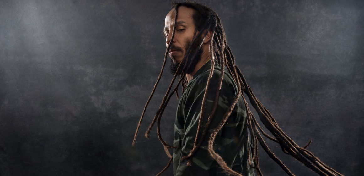 Ziggy Marley, del regazo de su padre en estudios de grabación a una larga y brillante carrera, cuya actualidad lo trae con su décimo quinto álbum, «More Family Time», con invitados como Ben Harper, Sheryl Crow y Alanise Morissette, entre otras figuras